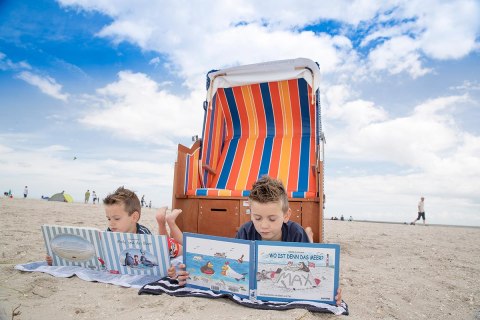 Nordsee_Wangerland_Hooksiel_Strandkorb_Lesen-(3)